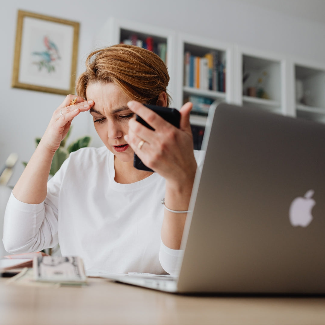 donna stressata a lavoro